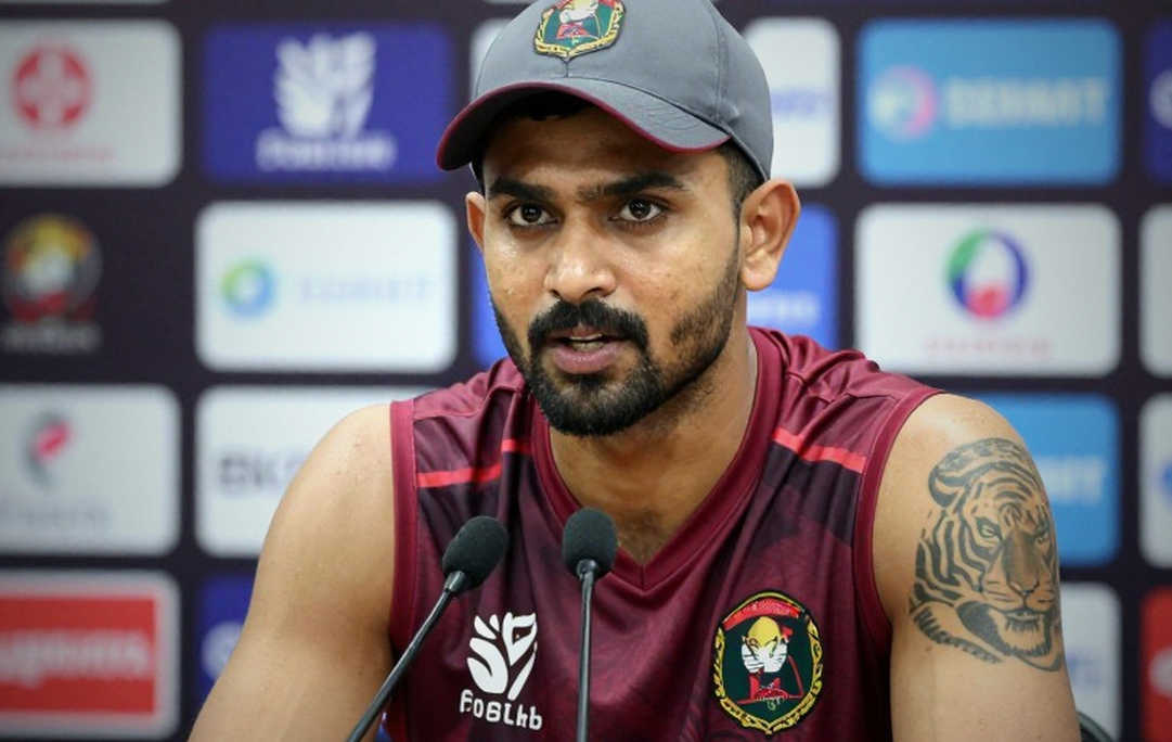 দ্বিতীয় দিনের স্টাম্পসে কোচের ‘আশা’ নয়, পিচের ডিভটই আসল খবর